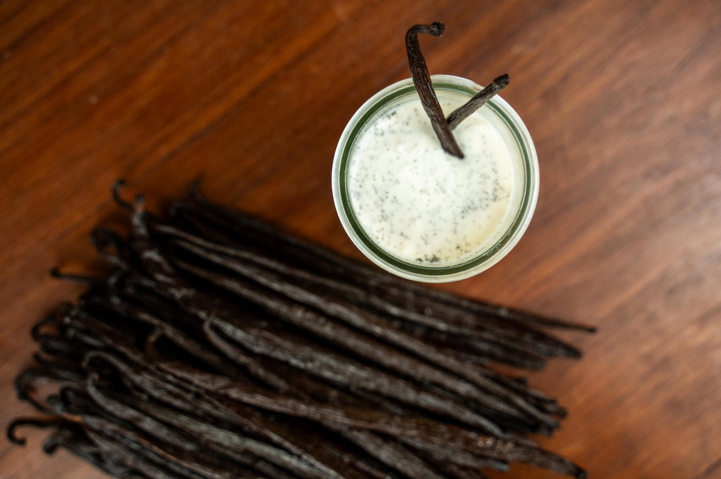 Gousses de vanille bourbon avec crème artisanale, utilisation en desserts et glaces