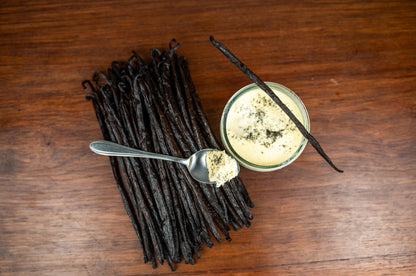 Gousses de vanille bourbon Gourmet disposées sur une table en bois avec une crème dessert à la vanille